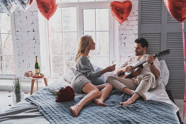 Guapo Joven Tocando Guitarra Acústica Hermosa Novia Mientras Celebra Día — Foto de Stock