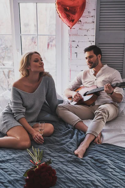 Ember Játszik Akusztikus Gitár Hogy Gyönyörű Barátnője Miközben Ünnepli Valentin — Stock Fotó
