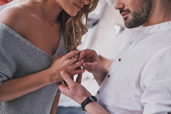 Primer Plano Hombre Tomando Anillo Compromiso Dedo Novia — Foto de Stock