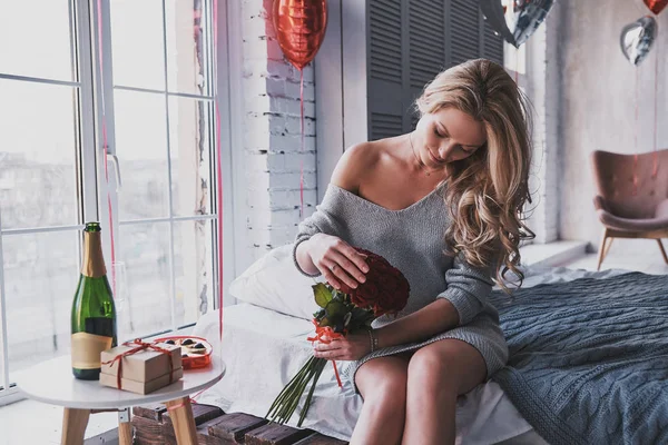 Приваблива Блондинка Сидить Спальні Букетом Червоних Троянд — стокове фото