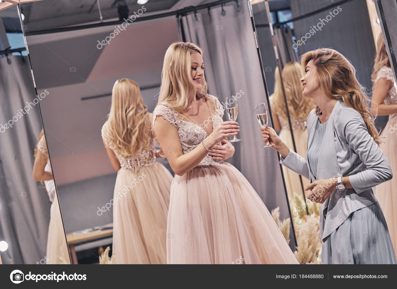 foto-blondinki-v-shampanskom