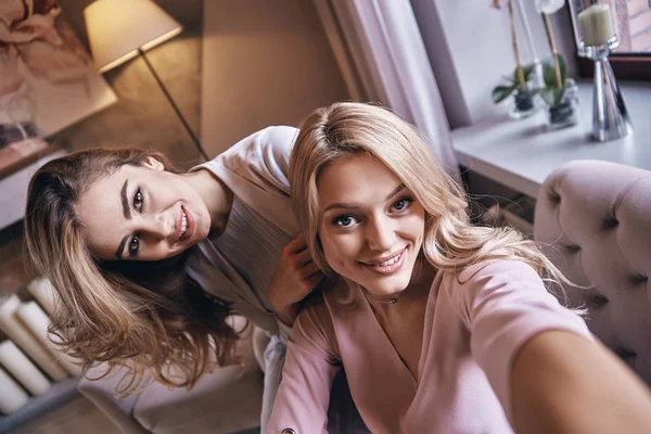 Selbstporträt Attraktiver Blonder Frauen Die Auf Dem Sofa Lächeln Und — Stockfoto