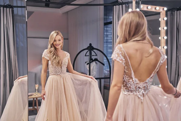 Belle Jeune Femme Portant Une Robe Mariée Souriant Dans Magasin — Photo