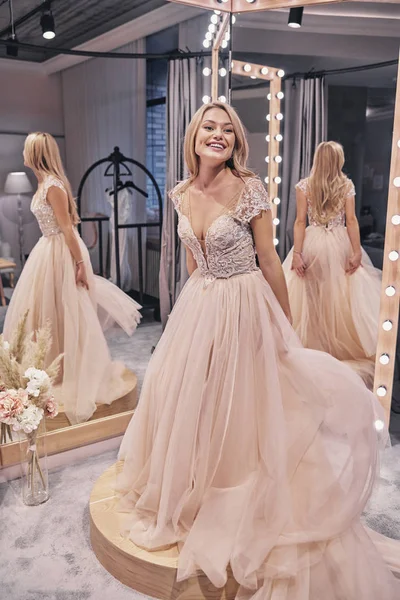 Femme Heureuse Portant Une Robe Mariée Souriant Devant Miroir Dans — Photo