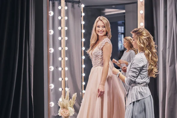 Jeune Femme Concentrée Mesurant Mariée Debout Dans Cabine Essayage — Photo