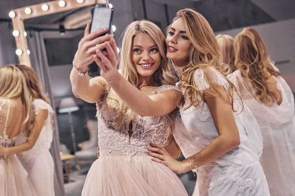Jeunes Belles Femmes Robes Mariée Étonnantes Souriant Tout Prenant Selfie — Photo
