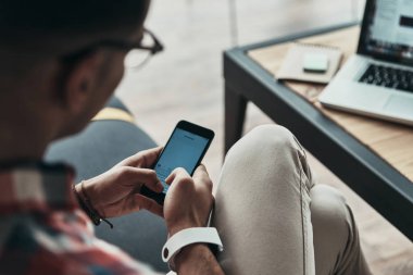 Kısmi tipik haber akıllı telefon kullanan akıllı casual adam görünümünü