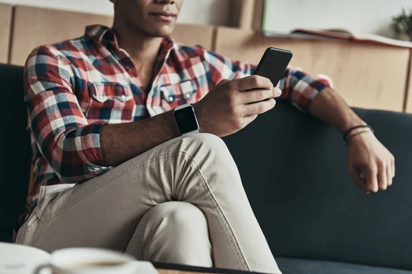 Hombre Casual Inteligente Utilizando Teléfono Inteligente — Foto de Stock