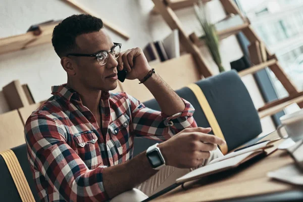 Smart Casual Affärsman Talar Smart Telefon Kreativa Arbetsrymd — Stockfoto