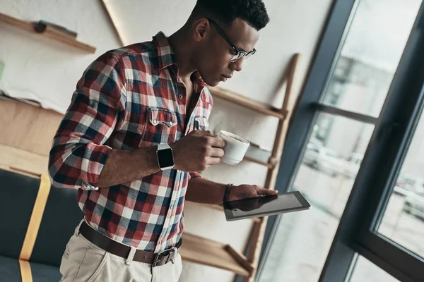 Ernstige Gemengd Ras Man Met Koffiekopje Digitale Tablet — Stockfoto