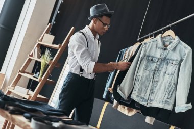 yakışıklı ve şık genç adam showroom giysiler seçmek