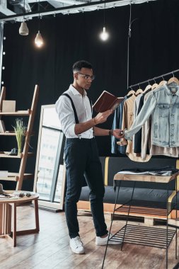İyi görünümlü genç adam onun özel tertipçi showroom dururken bakarak tam uzunlukta
