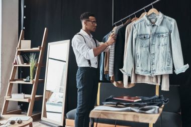 showroom giysiler seçmek şık genç adam