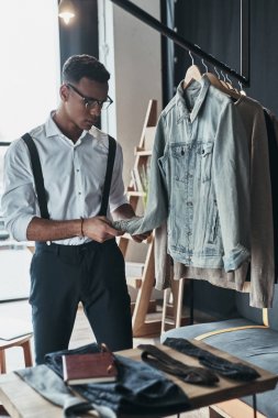 denim ceket showroom seçerek şık genç adam