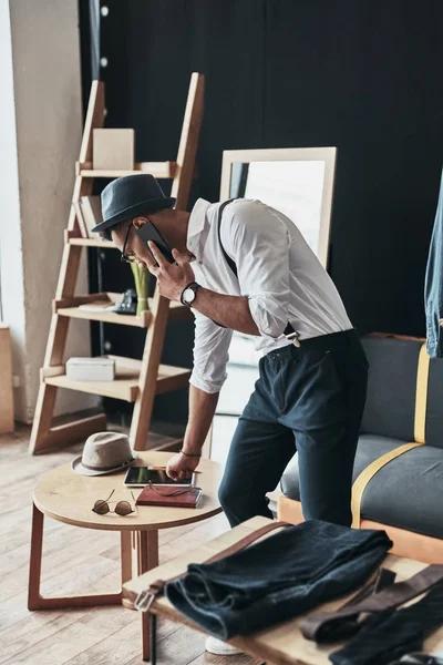 Dobře Vypadající Mladý Muž Mluví Chytrých Telefonu Při Pohledu Digitální — Stock fotografie