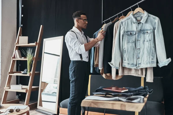 Jovem Elegante Escolher Roupas Showroom — Fotografia de Stock