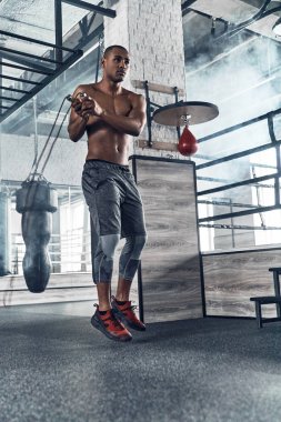 gömleksiz erkeklik Afrika adam spor salonunda egzersiz yaparken ile ip atlama