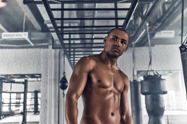 erkeklik gömleksiz genç Afrika adam spor salonunda ayakta