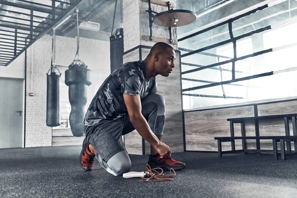 Guapo Joven Africano Ropa Deportiva Atando Zapato Gimnasio — Foto de Stock