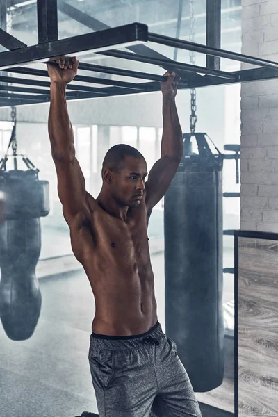 Bonito Shirtless Homem Fazendo Pull Ups Ginásio — Fotografia de Stock