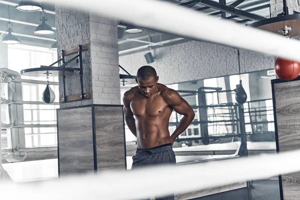Bar Överkropp Ung Afrikansk Man Stående Gym Och Tittar Ner — Stockfoto