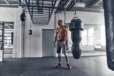 spor salonunda duran üstsüz Afrika gencin tam uzunlukta