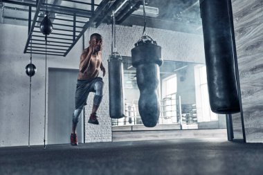 Çalışan ve spor salonunda egzersiz gömleksiz genç Afrika insanın tam uzunlukta
