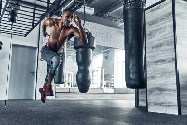 Longitud Completa Joven Africano Sin Camisa Corriendo Haciendo Ejercicio Gimnasio —  Fotos de Stock