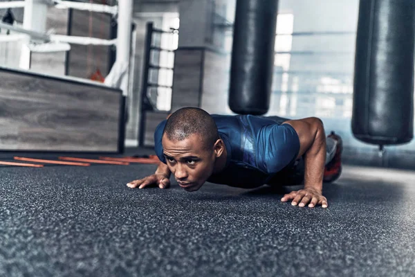 Muscular Jovem Africano Fazendo Push Ups Exercício Ginásio — Fotografia de Stock