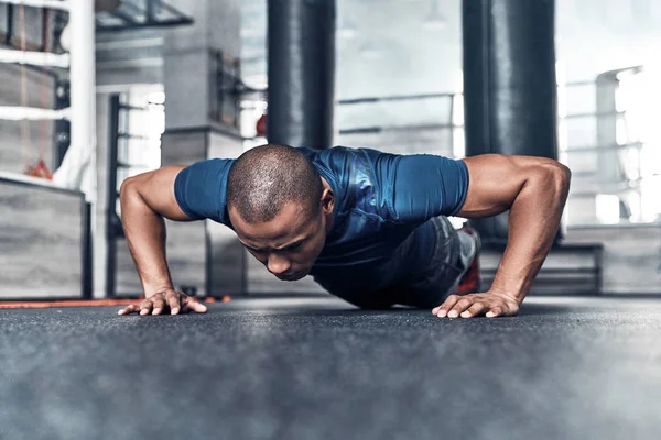 Muskulös Unga Afrikanska Man Gör Push Ups Övning Gymmet — Stockfoto