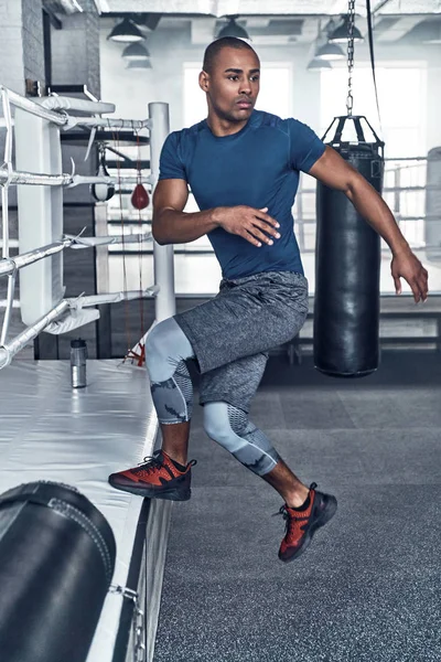 Jovem Homem Africano Musculoso Roupas Esportivas Fazendo Exercício Salto Ginásio — Fotografia de Stock