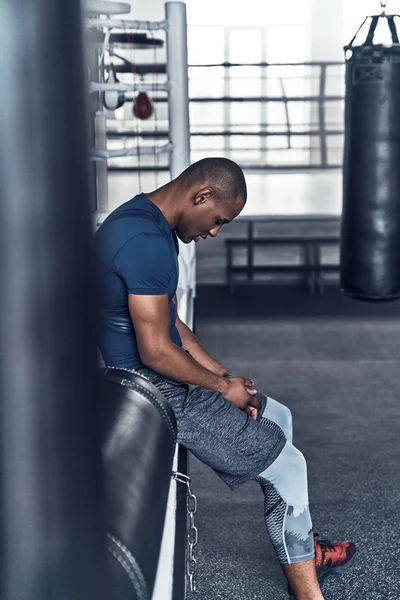 Cansado Jovem Africano Roupas Esportivas Tendo Pausa Ginásio — Fotografia de Stock