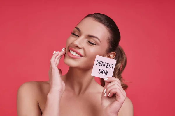 Mulher Bonita Sorrindo Tocando Sua Bochecha Enquanto Estava Contra Fundo — Fotografia de Stock