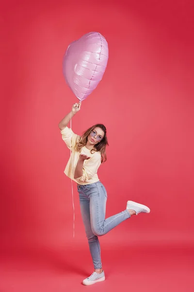 Πλήρες Μήκος Ελκυστική Νεαρή Γυναίκα Κρατώντας Μπαλόνι Και Φυσώντας Ένα — Φωτογραφία Αρχείου