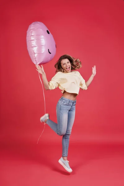 Kalp Tutan Mutlu Kadın Şeklinde Balon Bağırarak Pembe Bir Arka — Stok fotoğraf