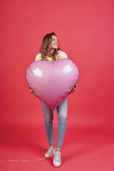Jovem Brincalhão Segurando Balão Forma Coração Sorrindo Enquanto Estava Contra — Fotografia de Stock