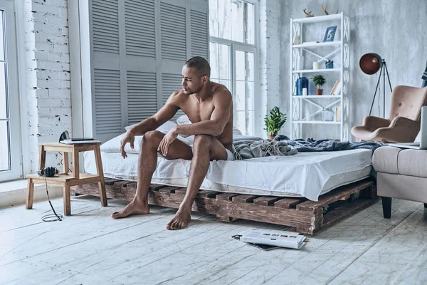 Gömleksiz Uykulu Genç Afrika Adam Yatakta Evde Oturan — Stok fotoğraf
