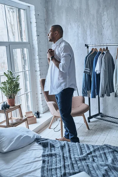Przystojny Mężczyzna Zakładanie Koszuli Stojąc Sypialni Domu — Zdjęcie stockowe