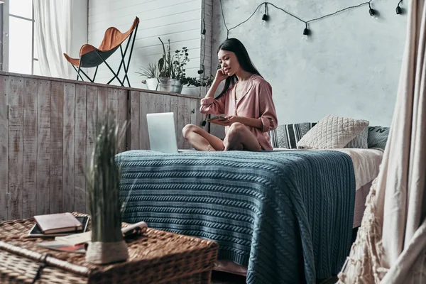 Asian Young Woman Using Computer Smiling While Sitting Bed Home — Stock Photo, Image