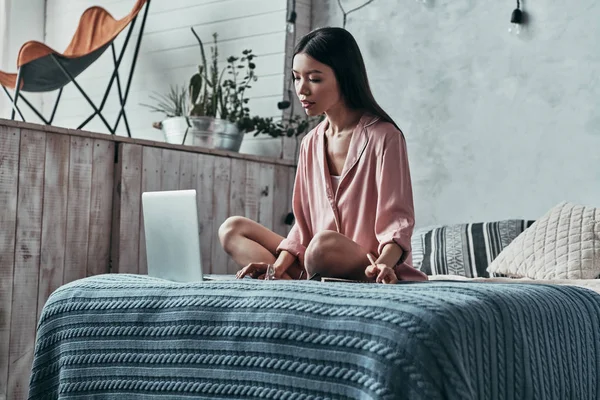 Ernstige Aziatische Jonge Vrouw Gebruik Van Laptop Van Computer Het — Stockfoto