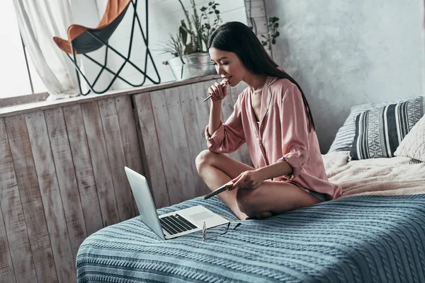Brunette Jonge Vrouw Met Behulp Van Computer Zittend Bed Thuis — Stockfoto