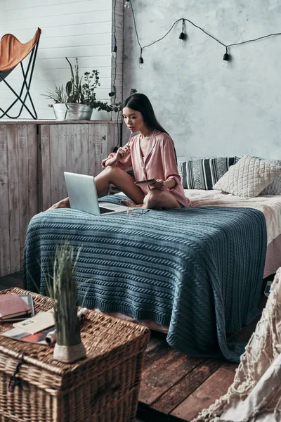 Brunette Jonge Vrouw Met Behulp Van Computer Het Houden Van — Stockfoto