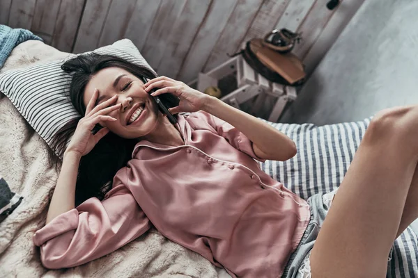 Lachende Asiatische Junge Frau Die Mit Dem Smartphone Telefoniert Während — Stockfoto