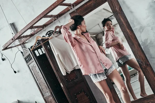 Азиатская Молодая Женщина Держась Волосы Стоя Перед Зеркалом Дома — стоковое фото