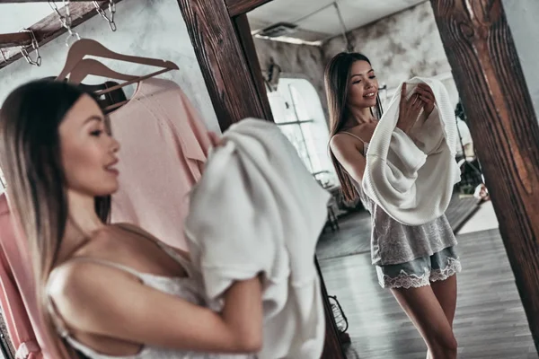 Aantrekkelijke Jonge Vrouw Nemen Blouse Glimlachen Terwijl Staande Spiegel — Stockfoto