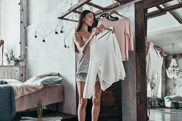 Attraktive Junge Frau Hängt Bluse Auf Kleiderbügel Während Sie Schlafzimmer — Stockfoto