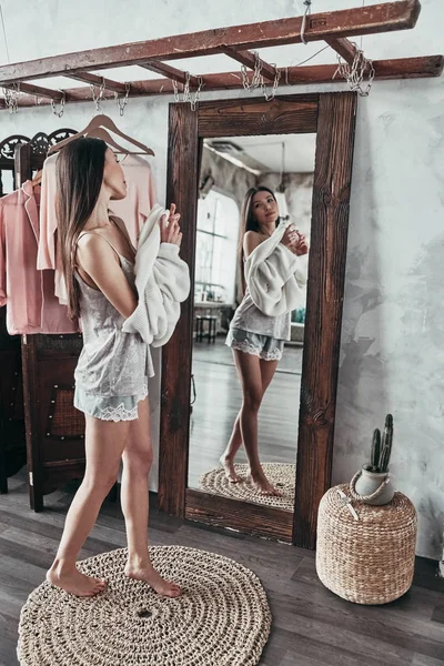 全长的迷人的年轻女子穿着上衣 而站在镜子面前在家 — 图库照片