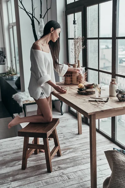 Pełna Długość Brunetka Młoda Kobieta Gotowanie Zdrowe Śniadanie Drewnianym Stole — Zdjęcie stockowe