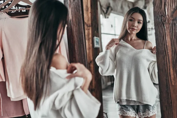 Азиатская Девушка Примеряет Белую Блузку Стоя Перед Зеркалом Дома — стоковое фото