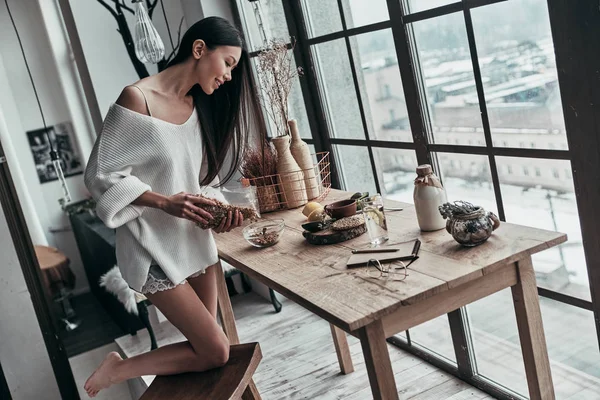 Full Length Brunette Young Woman Cooking Healthy Breakfast Wooden Table — Stock Photo, Image